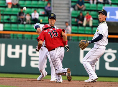 1일 서울 잠실야구장에서 열린 두산과 KIA 경기 1회초 1사 1루에서 KIA 장성호의 내야땅볼로 1루주자 이용규가 포스아웃되고 있다. 