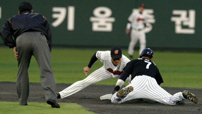 1일 오후 부산 사직야구장에서 열린 프로야구 롯데-LG 경기에서 2회초 LG 공격 때 1루주자였던 김상현이 도루를 하다 아웃되고 있다. 