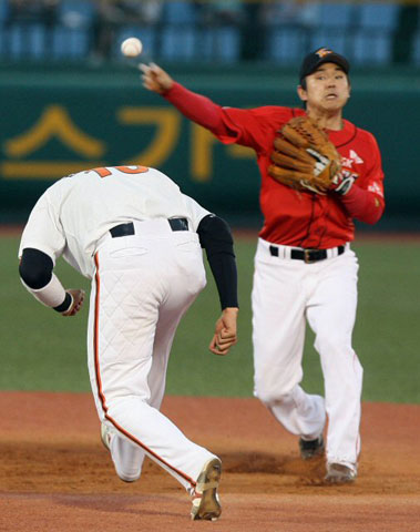 1일 대전구장에서 벌어진 2008 프로야구 한화 이글스와 SK 와이번스 경기 2회말 무사 1루 한화 한상훈 2루수 앞 병살타 때 1루주자 김태완이 2루에서 포스아웃되고 있다. SK 유격수는 나주환. 