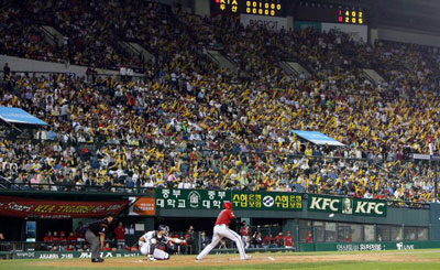 1일 서울 잠실야구장에서 열린 두산과 KIA 경기에 많은 관중이 찾아와 양팀을 응원하고 있다. 