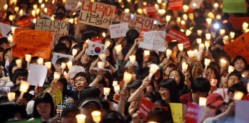  3일 저녁 서울 청계광장에서 열린 '미국산 쇠고기 수입반대 촛불집회'에서 참가자들이 쇠고기 수입반대 구호를 외치고 있다. 