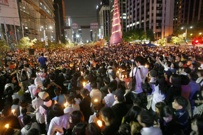  3일 저녁 서울 청계광장에서 열린 '미국산 쇠고기 수입반대 촛불집회'에서 참가자들이 쇠고기 수입반대 구호를 외치고 있다. 