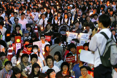 3일 저녁 서울 청계광장에서 열린 '미국산 쇠고기 수입반대 촛불집회'에서 한 고교생이 쇠고기 수입 반대 의견을 밝히고 있다. 