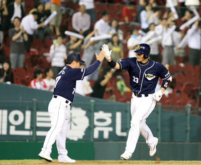  27일 서울 잠실야구장에서 열린 프로야구 LG와 두산의 경기에서 5회 초 1사 2루 상황, 두산 채상병이 역전 투런홈런을 날린 후 3루 코치와 환호하며 베이스를 돌고 있다. 