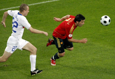 11일 오전(한국 시간) 오스트리아 인스브루크 티볼리 슈타디온에서 열린 유로2008 조별리그 D조 1차전 스페인 대 러시아의 경기에서 다비드 실바(스페인, 오른쪽)가 알렉산더 아뉴코프(러시아, 왼쪽)의 수비를 뚫고 슛을 하기 위해 달려가고 있다. 이날 경기에서 스페인이 4 대 1로 승리했다. 