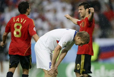 11일 오전(한국 시간) 오스트리아 인스브루크 티볼리 슈타디온에서 열린 유로2008 조별리그 D조 1차전 스페인 대 러시아의 경기에서 데니스 콜로딘(러시아, 가운데)가 경기에 패한 후 허리를 숙인 채 실망하고 있다. 이날 경기에서 스페인이 4 대 1로 승리했다. 