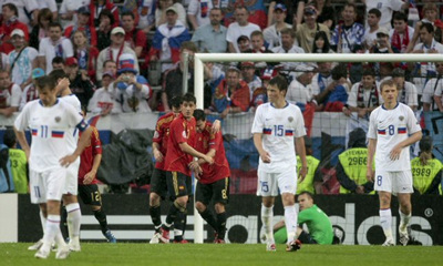 11일 오전(한국 시간) 오스트리아 인스브루크 티볼리 슈타디온에서 열린 유로2008 조별리그 D조 1차전 스페인 대 러시아의 경기에서 팀 동료들이 모여서 다비드 비야(스페인, 가운데)의 골을 축하해주고 있다. 이날 경기에서 스페인이 4 대 1로 승리했다. 