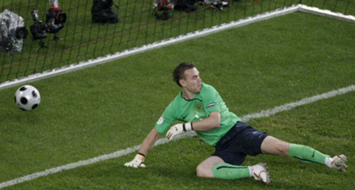 11일 오전(한국 시간) 오스트리아 인스브루크 티볼리 슈타디온에서 열린 유로2008 조별리그 D조 1차전 스페인 대 러시아의 경기에서 골키퍼 이고르 아킨페예프(러시아)가 네 번째 골을 허용하고 있다. 이날 경기에서 스페인이 4 대 1로 승리했다. 