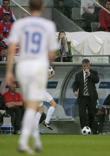 11일 오전(한국 시간) 오스트리아 인스브루크 티볼리 슈타디온에서 열린 유로2008 조별리그 D조 1차전 스페인 대 러시아의 경기에서 경기에 패한 히딩크 감독이 침울한 표정으로 생각에 잠겨있다. 이날 경기에서 스페인이 4 대 1로 승리했다. 