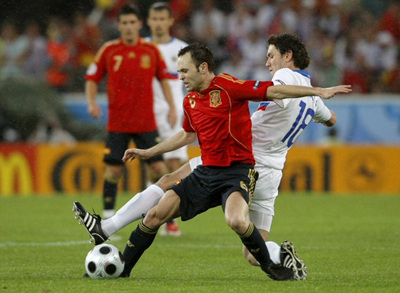 11일 오전(한국 시간) 오스트리아 인스브루크 티볼리 슈타디온에서 열린 유로2008 조별리그 D조 1차전 스페인 대 러시아의 경기에서 이니에스타(스페인, 왼쪽)와 유리 지르코프(러시아, 오른쪽)가 공 다툼을 벌이고 있다. 이날 경기에서 스페인이 4 대 1로 승리했다. 