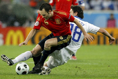11일 오전(한국 시간) 오스트리아 인스브루크 티볼리 슈타디온에서 열린 유로2008 조별리그 D조 1차전 스페인 대 러시아의 경기에서 이니에스타(스페인, 왼쪽)와 유리 지르코브(러시아, 오른쪽)가 공 다툼을 벌이고 있다. 이날 경기에서 스페인이 4 대 1로 승리했다. 