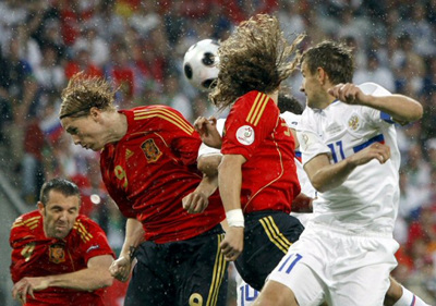 11일 오전(한국 시간) 오스트리아 인스브루크 티볼리 슈타디온에서 열린 유로2008 조별리그 D조 1차전 스페인 대 러시아의 경기에서 페르난도 토레스(스페인, 왼쪽)와 카를로스 푸욜(스페인, 가운데)이 문전으로 날아온 공을 헤딩하기 위해 점프를 하고 있다. 이날 경기에서 스페인이 4 대 1로 승리했다. 