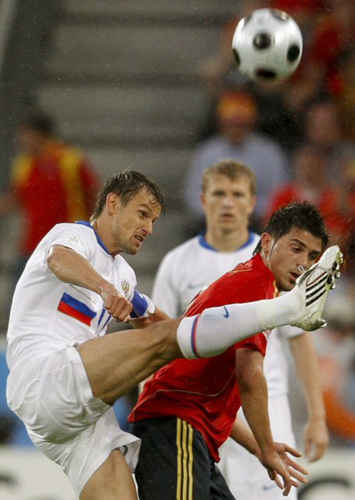 11일 오전(한국 시간) 오스트리아 인스브루크 티볼리 슈타디온에서 열린 유로2008 조별리그 D조 1차전 스페인 대 러시아의 경기에서 콘스탄틴 지르야노프(러시아, 왼쪽)가 다비드 실바(스페인, 오른쪽)에게 패스되는 공을 중간에서 차단하고 있다. 이날 경기에서 스페인이 4 대 1로 승리했다. 