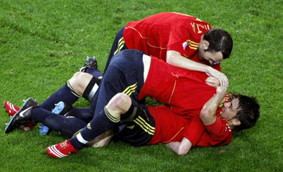11일 오전(한국 시간) 오스트리아 인스브루크 티볼리 슈타디온에서 열린 유로2008 조별리그 D조 1차전 스페인 대 러시아의 경기에서 첫 골을 터트린 다비드 비야와 팀 동료들이 함께 기뻐하고 있다. 이날 경기에서 스페인이 4 대 1로 승리했다. 