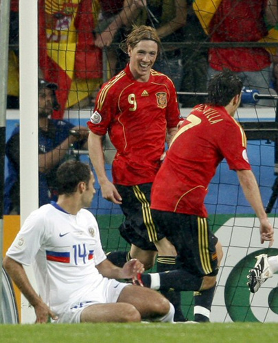 11일 오전(한국 시간) 오스트리아 인스브루크 티볼리 슈타디온에서 열린 유로2008 조별리그 D조 1차전 스페인 대 러시아의 경기에서 첫 골을 합작한 토레스(스페인, 가운데)와 다비드 비야(스페인, 오른쪽)가 기뻐하고 있다. 이날 경기에서 스페인이 4 대 1로 승리했다. 