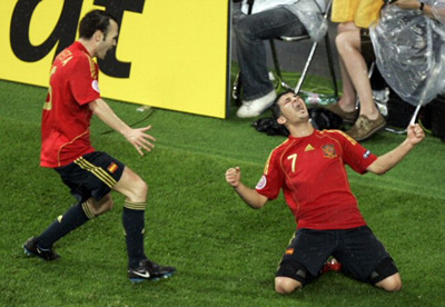11일 오전(한국 시간) 오스트리아 인스브루크 티볼리 슈타디온에서 열린 유로2008 조별리그 D조 1차전 스페인 대 러시아의 경기에서 다비드 비야(스페인, 오른쪽)가 골을 넣은 후 환호하고 있다. 이날 경기에서 스페인이 4 대 1로 승리했다. 