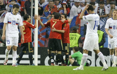 11일 오전(한국 시간) 오스트리아 인스브루크 티볼리 슈타디온에서 열린 유로2008 조별리그 D조 1차전 스페인 대 러시아의 경기에서 승리한 스페인 선수들이 서로 얼싸 안으며 기뻐하고 있다. 이날 경기에서 스페인이 4 대 1로 승리했다. 