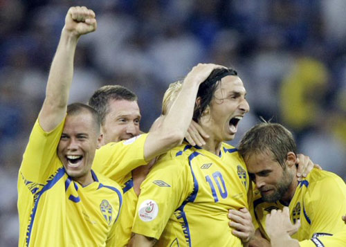  11일 오전(이하 한국시간) 오스트리아 잘스부르크의 발스 지첸하임 슈타디온에서 열린 유로2008 조별리그 D조 1차전 스웨덴 대 그리스 경기에서 2 대 0으로 승리한 스웨덴 선수들이 기쁨의 환호를 하고 있다.

경기는 스웨덴의 즐라탄 이브라히모비치 선제골과 페터 한손(32, 스타드 렌) 추가골로 2 대 0 승리를 거뒀다. 