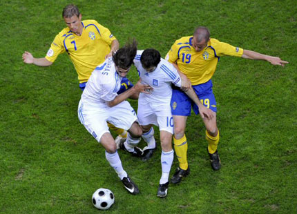 11일 오전(이하 한국시간) 오스트리아 잘스부르크의 발스 지첸하임 슈타디온에서 열린 유로2008 조별리그 D조 1차전 스웨덴 대 그리스 경기에서 스웨덴의 니클라스 알렉산데르손(왼쪽), 다니엘 안데르손(오른쪽)과 그리스의 게오르기오스 사마사르(가운데 왼쪽), 게오르고스 카라구니스(가운데 오른쪽)가 치열한 볼다툼을 하고 있다. 