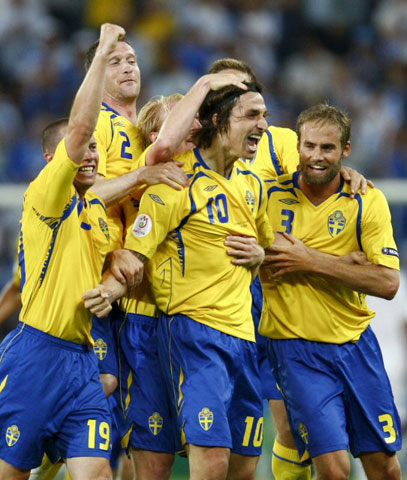  11일 오전(이하 한국시간) 오스트리아 잘스부르크의 발스 지첸하임 슈타디온에서 열린 유로2008 조별리그 D조 1차전 스웨덴 대 그리스 경기에서 선제골을 넣은 스웨덴의 즐라탄 이브라히모비와 동료들이 기뻐하고 있다. 