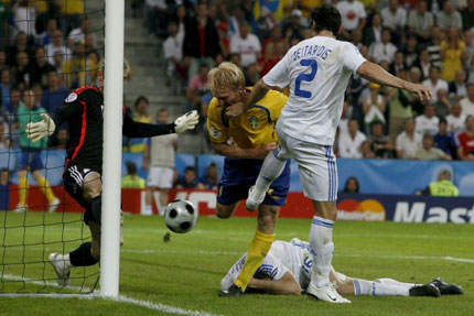  11일 오전(이하 한국시간) 오스트리아 잘스부르크의 발스 지첸하임 슈타디온에서 열린 유로2008 조별리그 D조 1차전 스웨덴 대 그리스 경기에서 스웨덴의 페테르 한손(가운데)이 그리스의 골키퍼와 수비를 피해 골을 넣고 있다. 