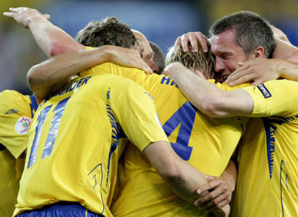  11일 오전(이하 한국시간) 오스트리아 잘스부르크의 발스 지첸하임 슈타디온에서 열린 유로2008 조별리그 D조 1차전 스웨덴 대 그리스 경기에서 스웨덴의 페테르 한손(4)이 골을 성공시킨 뒤 동료들과 기뻐하고 있다. 