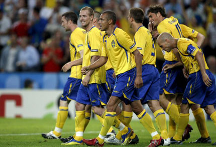  11일 오전(이하 한국시간) 오스트리아 잘스부르크의 발스 지첸하임 슈타디온에서 열린 유로2008 조별리그 D조 1차전 스웨덴 대 그리스 경기에서 2 대 0으로 승리한 스웨덴 선수들이 기뻐하고 있다. 