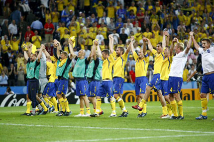  11일 오전(이하 한국시간) 오스트리아 잘스부르크의 발스 지첸하임 슈타디온에서 열린 유로2008 조별리그 D조 1차전 스웨덴 대 그리스 경기에서 2 대 0으로 승리한 스웨덴 선수들이 응원해준 관중들을 향해 감사의 인사를 하고 있다. 