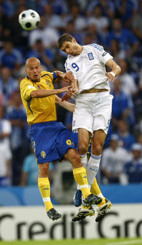 11일 오전(이하 한국시간) 오스트리아 잘스부르크의 발스 지첸하임 슈타디온에서 열린 유로2008 조별리그 D조 1차전 스웨덴 대 그리스 경기에서 스웨덴의 프레드리크 융베리(왼쪽)와 그리스의 안젤로스 카리스테아스(오른쪽)가 공중 볼다툼을 하고 있다. 