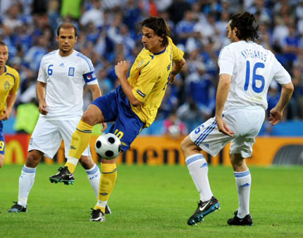11일 오전(이하 한국시간) 오스트리아 잘스부르크의 발스 지첸하임 슈타디온에서 열린 유로2008 조별리그 D조 1차전 스웨덴 대 그리스 경기에서 스웨덴의 즐라탄 이브라히모비치(가운데)가 그리스의 소티리스 키르기아코스(오른쪽), 앙겔로스 바시나스(왼쪽) 수비를 피해 슛을 시도하고 있다. 