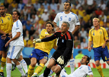 11일 오전(이하 한국시간) 오스트리아 잘스부르크의 발스 지첸하임 슈타디온에서 열린 유로2008 조별리그 D조 1차전 스웨덴 대 그리스 경기에서 골을 넣으려는 스웨덴의 즐라탄 이브라히모비치(가운데에서 왼쪽)와 골을 막으려는 그리스의 골키퍼 안토니오스 니코폴리디스(가운데)가 공을 뚫어지게 쳐다보고 있다. 