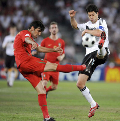 20일 새벽(한국시간) 스위스 바젤 상크트 야콥 파크에서 열린 2008 유럽축구선수권(유로2008) 8강전 포르투갈-독일 경기에서 포르투갈의 페헤이라와 독일의 발락이 치열한 볼다툼을 벌이고 있다. 