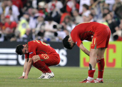 20일 새벽(한국시간) 스위스 바젤 상크트 야콥 파크에서 열린 2008 유럽축구선수권(유로2008) 8강전 포르투갈-독일 경기에서 포르투갈 선수들이 패배한 뒤 크게 낙심하고 있다. 