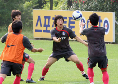 2010 남아프리카공화국 월드컵 아시아 3차 예선 최종전을 앞두고 20일 오후 파주NFC에서 열린 축구대표팀 연습에서 김두현이 선수들과 볼뺏기게임을 즐기고 있다. 