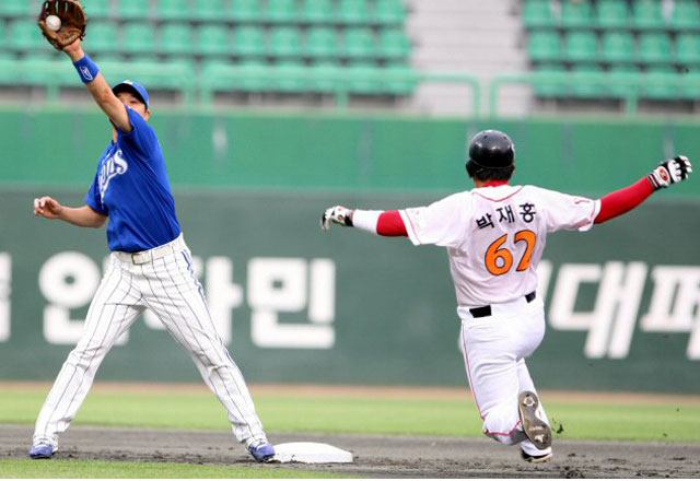 20일 오후 인천 문학구장에서 열린 프로야구 삼성 대 SK의 경기. 2회말 무사 1루에서 SK 박재홍이 최정의 병살타때 2루에서 아웃되고 있다. 