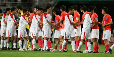 22일 서울월드컵경기장에서 열린 한국과 북한의 월드컵 예선전에서 무승부로 경기를 마친 양팀 선수들이 악수를 하고 있다. 
 