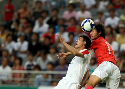 22일 서울월드컵경기장에서 벌어진 월드컵 3차 예선에서 한국 고기구와 북한의 홍영조가 공중볼을 다투고 있다.
 