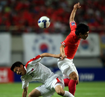 22일 서울월드컵경기장에서 벌어진 월드컵 3차 예선에서 한국 오장은과 북한 김영준이 볼을 다투고 있다.
 