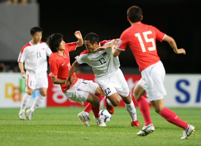 22일 서울월드컵경기장에서 열린 한국과 북한의 월드컵 예선전에서 강민수와 북한 정대세가 중앙에서 볼을 다투고 있다.
 