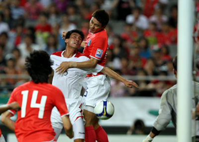 22일 서울월드컵경기장에서 벌어진 월드컵 3차 예선에서 한국의 고기구와 북한의 리광천이 북한 문전에서 공중볼을 다투고 있다.
 