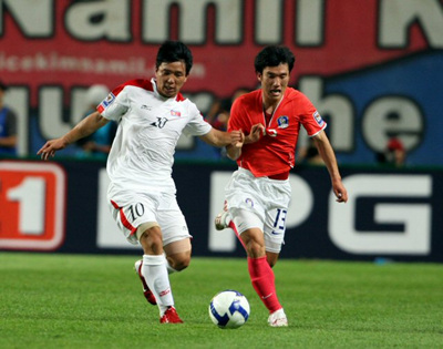 22일 서울월드컵경기장에서 열린 한국과 북한의 월드컵 예선전에서 한국의 최효진(오른쪽)과 북한 홍영조가 치열한 볼다툼을 벌이고 있다.
 