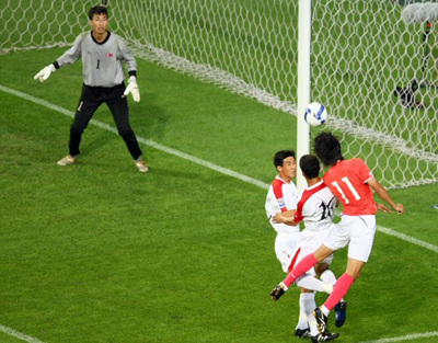 22일 서울 상암동 서울월드컵경기장에서 열린 2010 남아공 월드컵 3차예선 축구국가대표팀과 북한대표팀과의 경기에서 한국의 고기구가 북한 골문 앞에서 헤딩슛을 시도하고 있다. 