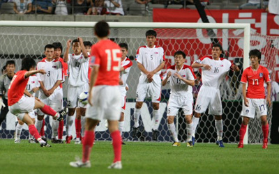 22일 서울월드컵경기장에서 열린 한국과 북한의 월드컵 예선전에서 북한 문전에서 북한선수들이 김두현의 프리킥을 몸으로 막아내고 있다.
 