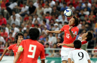 22일 서울월드컵경기장에서 벌어진 월드컵 3차 예선에서 한국의 김정우가 북한의 수비진 사이로 공중볼을 따내기 위해 점프하고 있다. 
 