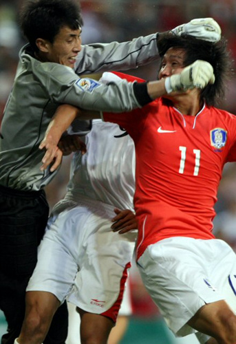 22일 서울월드컵경기장에서 벌어진 월드컵 3차예선 남북대결에서 북한 리명국 골기퍼가 한국 공격을 막아내고 있다. 0-0 무승부.
 