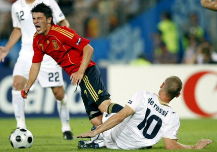 23일(한국시간) 새벽 오스트리아 비엔나의 에른스트 하펠구장에서 열린 유로 2008 8강전 스페인 대 이탈리아와의 경기에서 스페인의 다비드 비야(왼쪽)가 이탈리아의 다니엘레 데로시(오른쪽) 태클로 넘어지고 있다. 