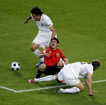23일(한국시간) 새벽 오스트리아 비엔나의 에른스트 하펠구장에서 열린 유로 2008 8강전 스페인 대 이탈리아와의 경기에서 스페인의 다비드 비야(가운데)가 이탈리아의 파비오 그로소(왼쪽), 마시모 암브로시니 수비에게 공을 뺏기고 있다. 