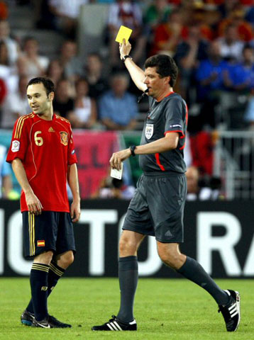 23일(한국시간) 새벽 오스트리아 비엔나의 에른스트 하펠구장에서 열린 유로 2008 8강전 스페인 대 이탈리아와의 경기에서 스페인의 안드레스 이니에스타(왼쪽)가 주심 Herbert Fandel에게 옐로우 카드를 받고 있다. 