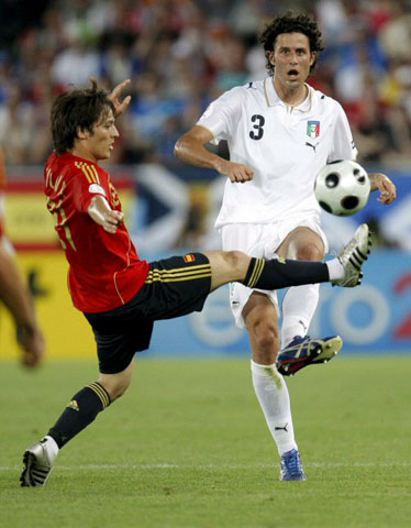 23일(한국시간) 새벽 오스트리아 비엔나의 에른스트 하펠구장에서 열린 유로 2008 8강전 스페인 대 이탈리아와의 경기에서 스페인의 다비드 실바(왼쪽)가 이탈리아의 파비오 그로소를 수비하고 있다. 