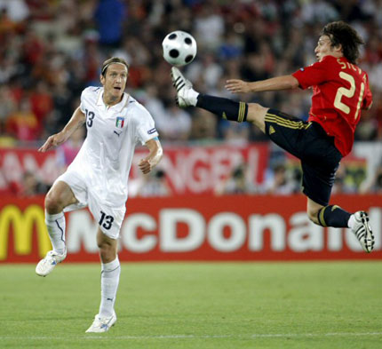 23일(한국시간) 새벽 오스트리아 비엔나의 에른스트 하펠구장에서 열린 유로 2008 8강전 스페인 대 이탈리아와의 경기에서 스페인의 다비드 비야(오른쪽)가 이탈리아의 마시모 암브로시니를 피해 공을 차고 있다. 